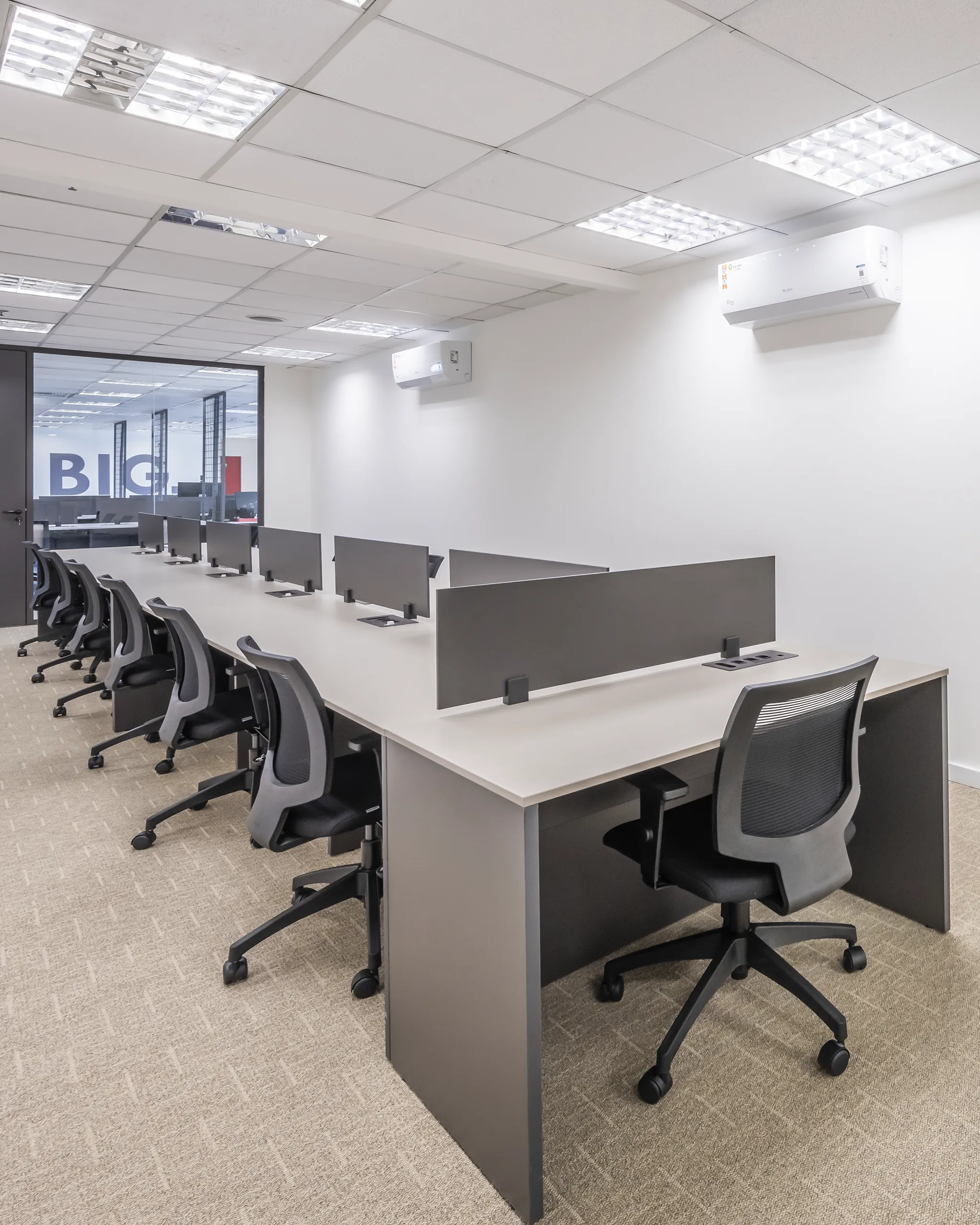 office-13-pessoas-unidade-centro-circulo